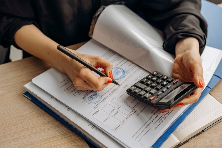 Financijski analitičar provjerava izvještaje i potpisuje dokumentaciju